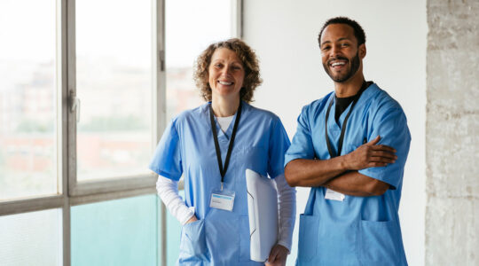 Deux personnes dans un établissement de soins